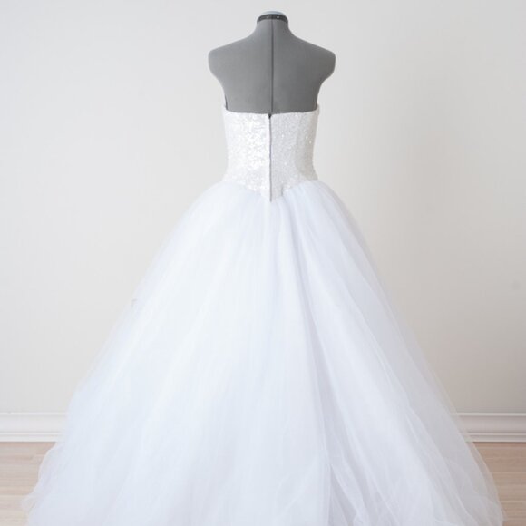 Oleg Cassini wedding dress - Princess style, drop waist - Cu099 - size 2 - Picture 5 of 6